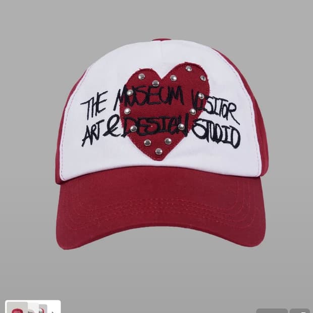 더뮤지엄비지터 하트 패치 스터드 볼캡