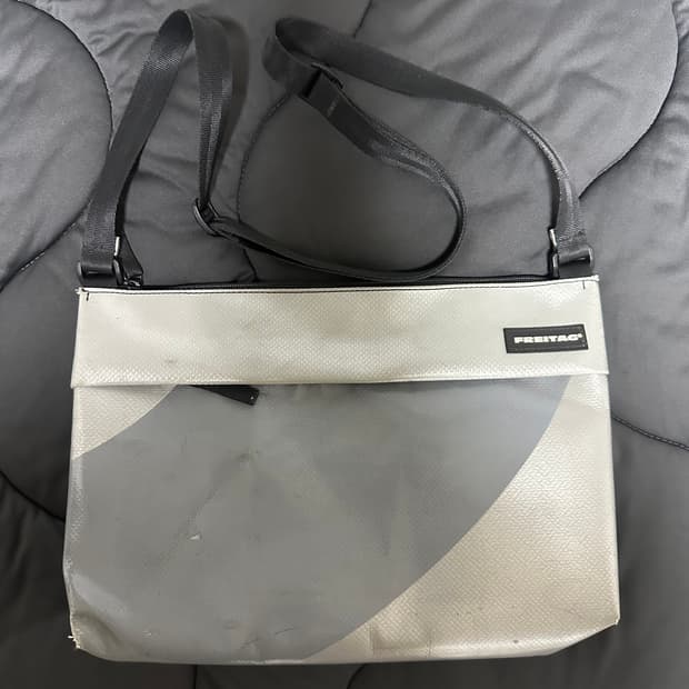 프라이탁 루 lou 실버 크로스백