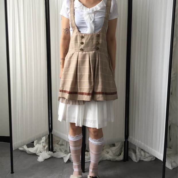Double button suspender skirt