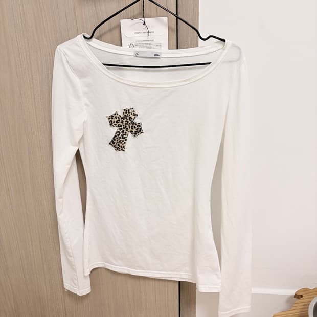 일리오 White leopard cross necklace top