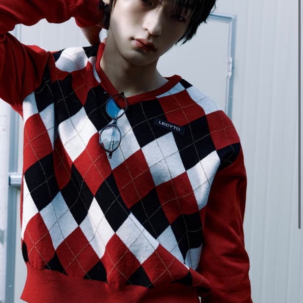 레씨토 아가일 브이넥 니트 레드