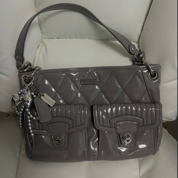 ⭐️🧚🏻‍♀️레어))Coach 그레이 에나멜 숄더백