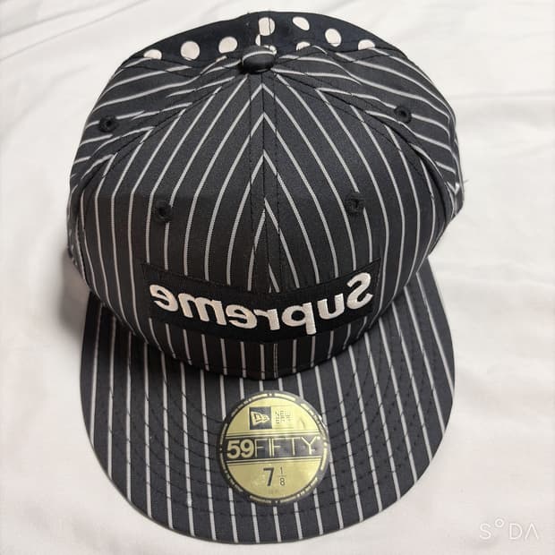 슈프림 x 꼼데가르송 x 뉴에라 콜라보 스냅백