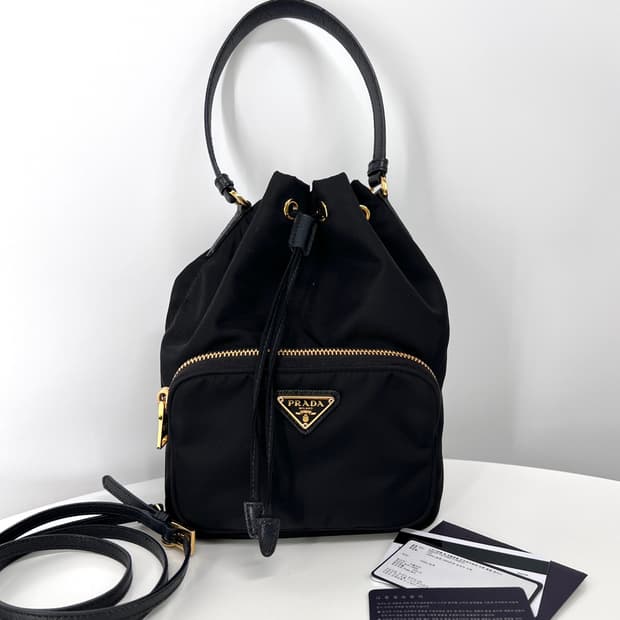 프라다 삼각로고 나일론 버킷백 블랙 (1BH038)