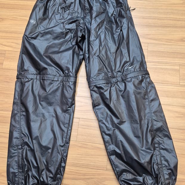 블랙 색상의 리복 트레이닝 바지입니다. 사이즈는 L이고, 허리둘레는 72