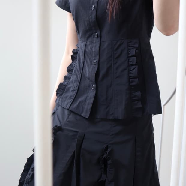 바하윤 BAHAYOON  러플 반팔 셔츠 블랙