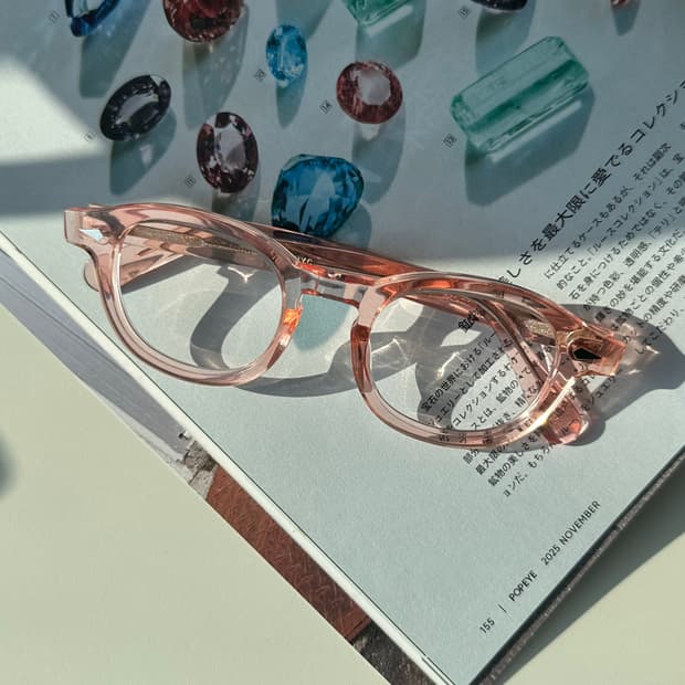 틴트 뿔테 안경