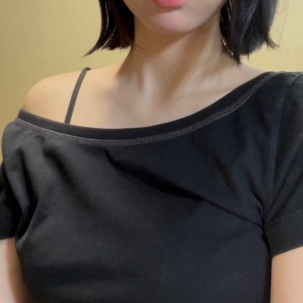 (택ㅇ)미스치프 블리치드 와이드 넥 티셔츠 블랙 오프숄더