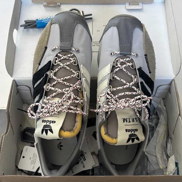 아디다스 x 송 포 더 뮤트 컨트리 OG 그레이 투 코어 블랙