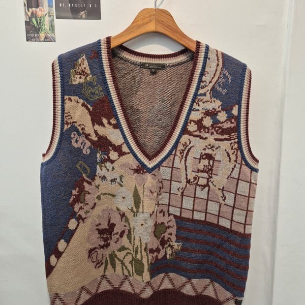 Thursday Island의 독특한 패턴이 돋보이는 니트 조끼