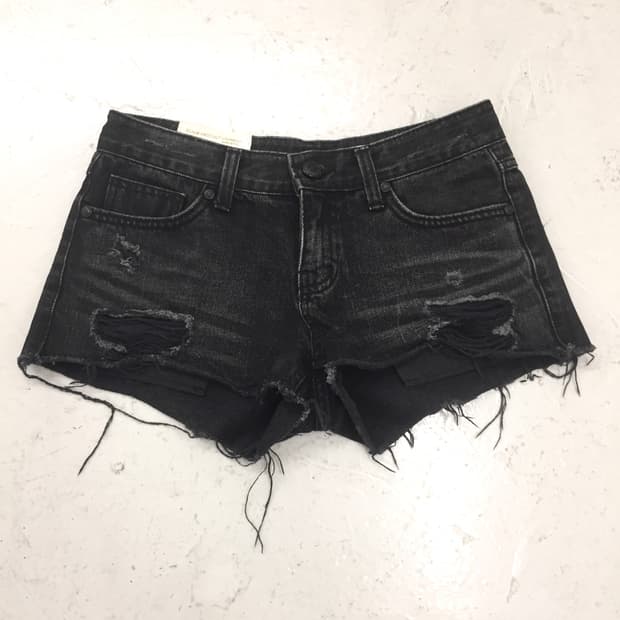 Distressed short pants  