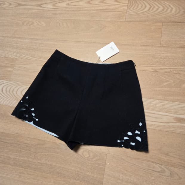 [67/미착용] LINE 라인 레이스 펀칭 반바지