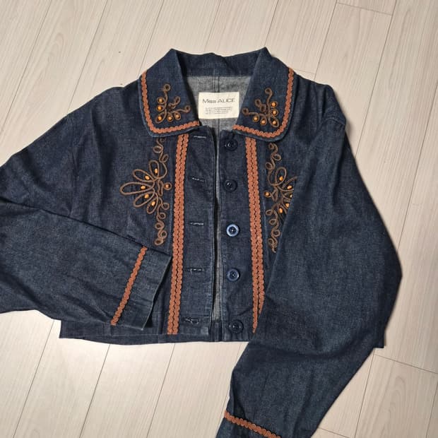 미스 앨리스(Miss ALICE) 자수&비즈 데님 크롭 자켓