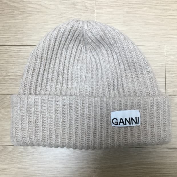 가니 여성 로고 패치 리브드 비니 - 샌드