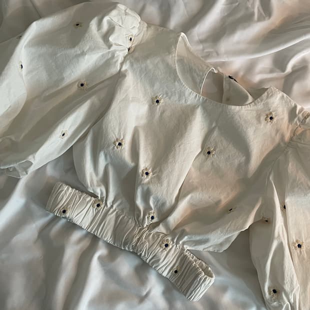 자라 플라워 자수 퍼프 블라우스