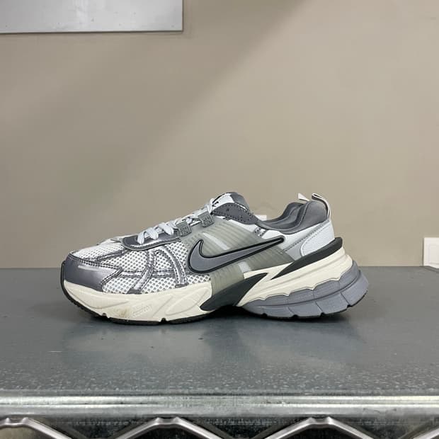 나이키 V2K 런 퓨어 울프 그레이 240