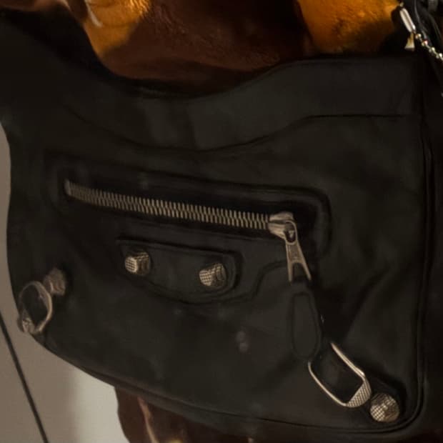 발렌시아가 자이언트 힙 크로스백 블랙