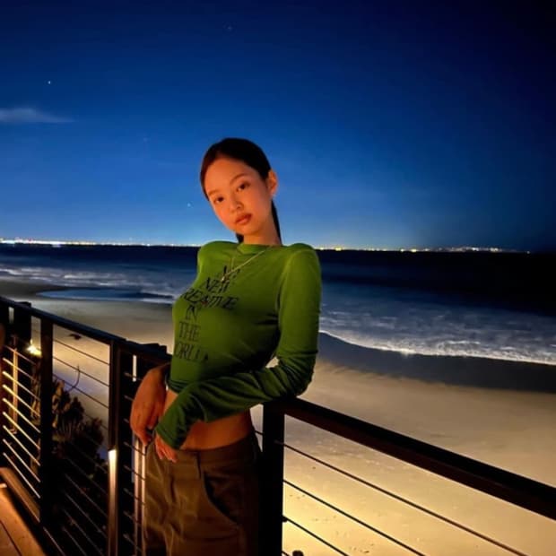 커렌트 롱 슬리브 티 그린(제니 착용)