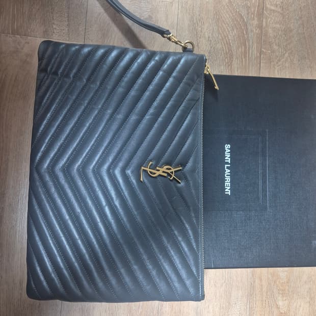 생로랑 마들라세 클러치 회색