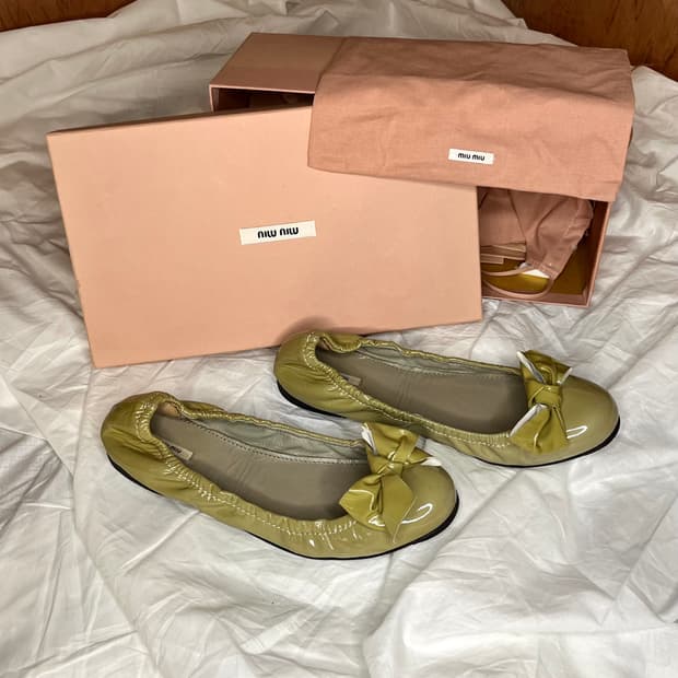 미우미우 올리브 그린 패턴트 보우 스크런치 발레 플랫