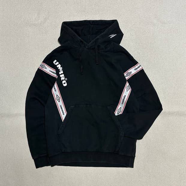 엄브로 로고 테이프 후드티