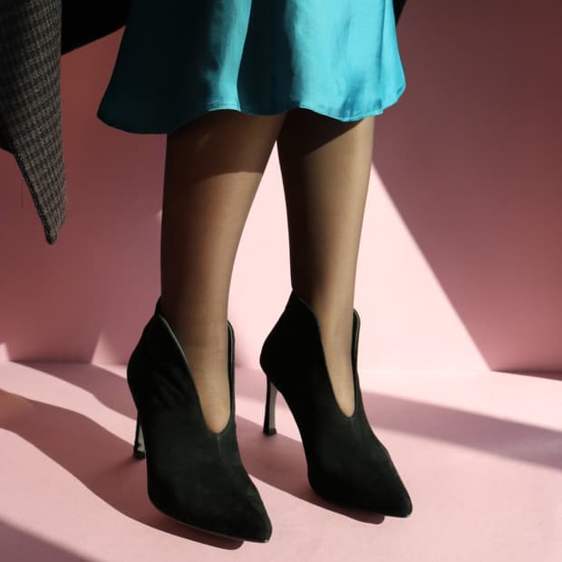 부티크헤르원 뒤세스 부티힐 블랙 스웨이드 앵클 부츠 힐