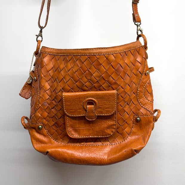 Robita 카우레더 위빙 숄더백 