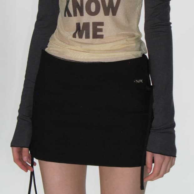 크랭크 블랙 리본 슬릿 미니스커트