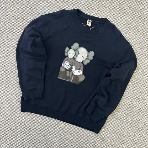 L 유니클로 카우스 그래픽 스웨트셔츠 0423D