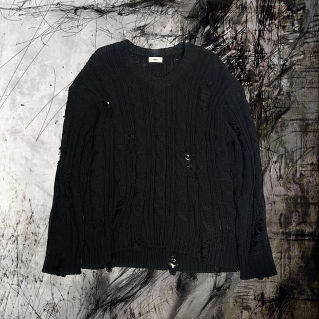 Destroyed v-neck twisted knit