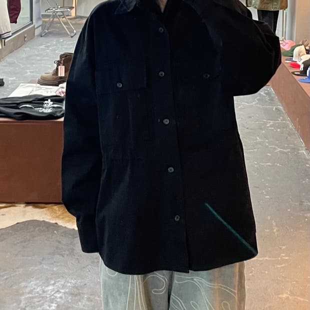 우드비 코튼 포켓 블랙 셔츠 H1718