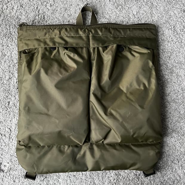 유니클로 JW앤더슨 리버시블 올리브 그린 헬멧백