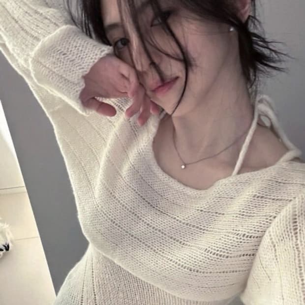 한소희 레이어드 홀터 니트