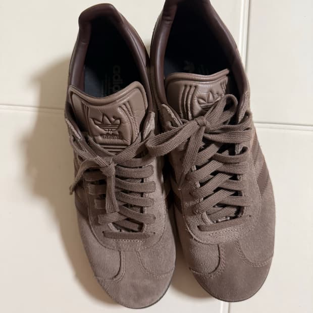 아디다스 가젤 어스 스트라타 브라운 검