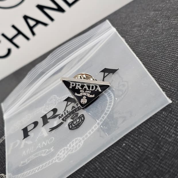 빈티지 프라다 유광 블랙 브로치 침형