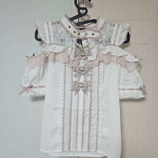 리즈리사 3연 리본 프론트 초커 블라우스