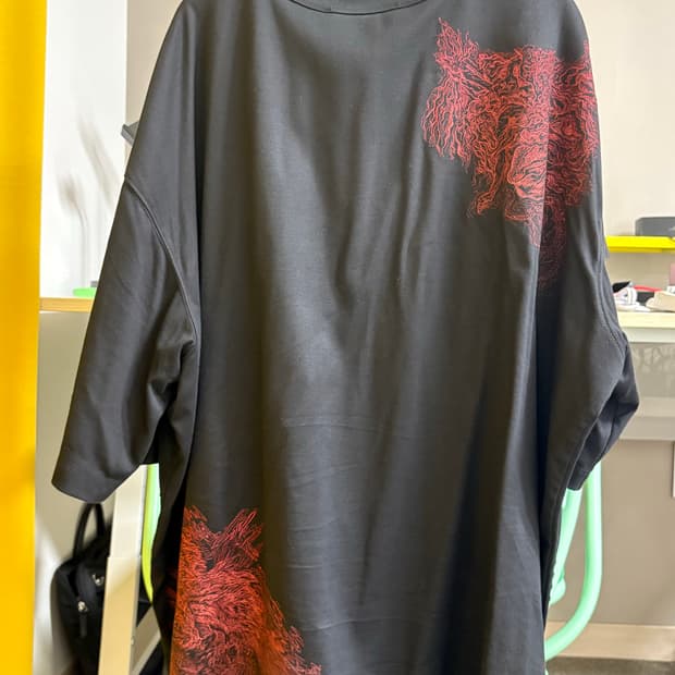 송지오 24FW 컬렉션 사선 자수 반팔 50