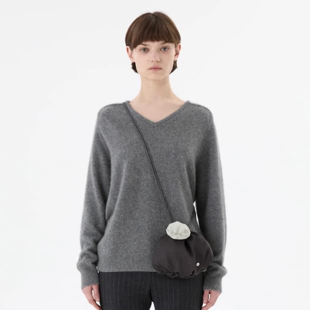 아모멘토 라쿤 브이넥 니트