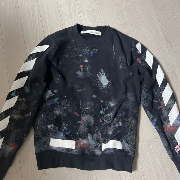 오프화이트 갤럭시 맨투맨