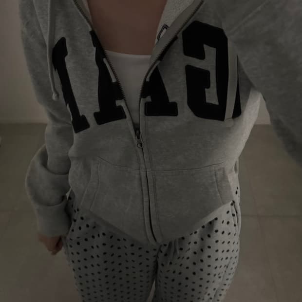 코디) 회색 갭 후집 + 회색 땡땡이 츄바