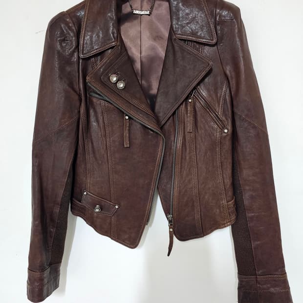 Xix 양가죽 진갈색 팔반짝이 배색니트 55. 스와르브스키 단추들