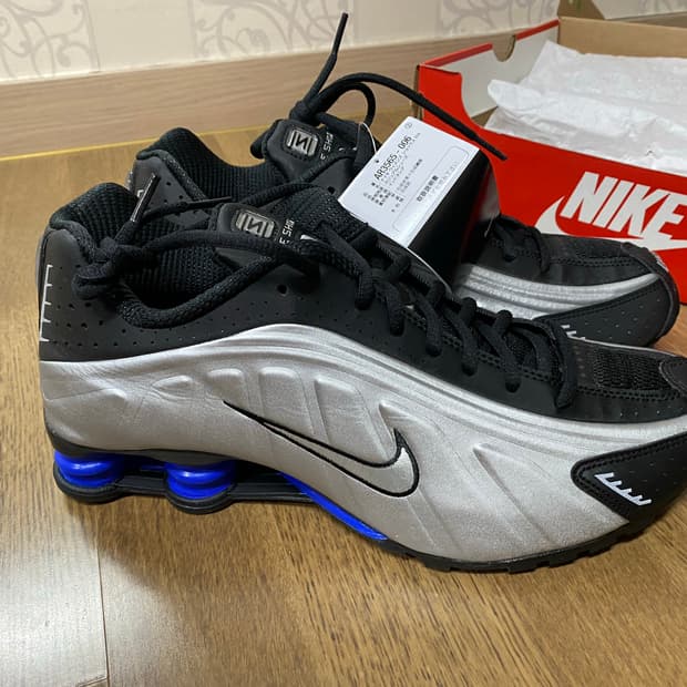 나이키 샥스 R4 메탈릭 실버 앤 블랙 285 (w) 새상품