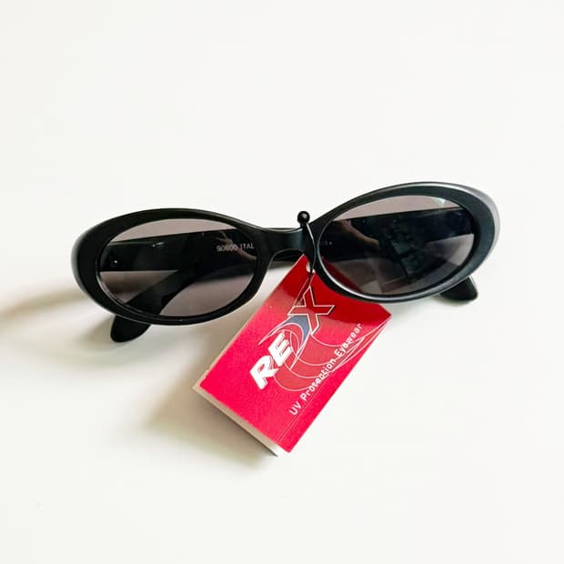 90s REDX 블랙 오벌 프레임 빈티지 선글라스