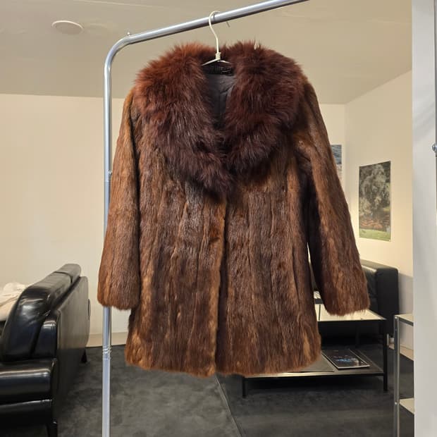 브라운 컬러 밍크모피코트