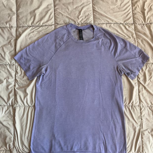 룰루레몬 메탈 벤트 테크 남성 티셔츠 m 사이즈 판매합니다.