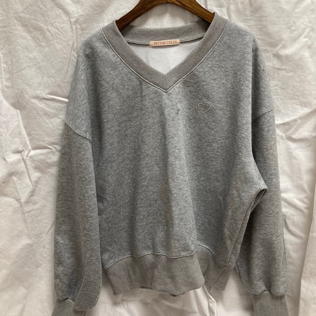 비터셀즈 에센셜 브이넥 스웻셔츠
