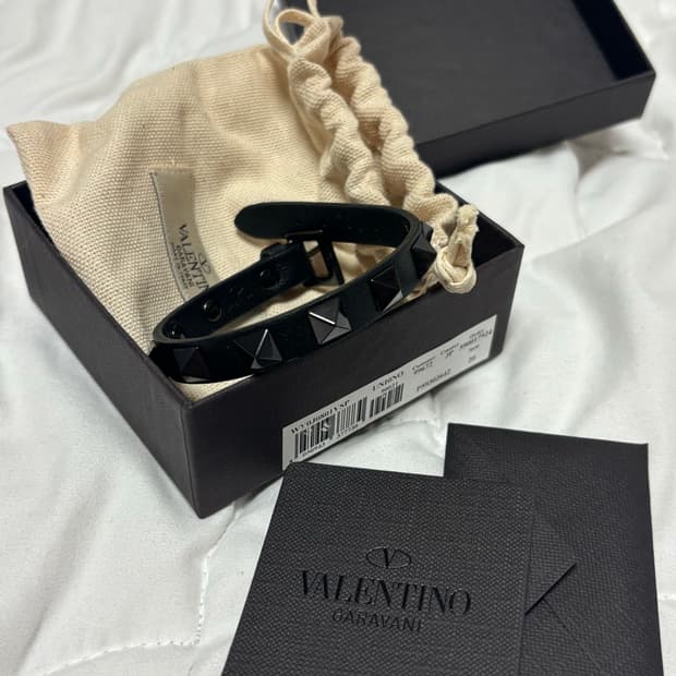 발렌티노 블랙 락스터드 팔찌