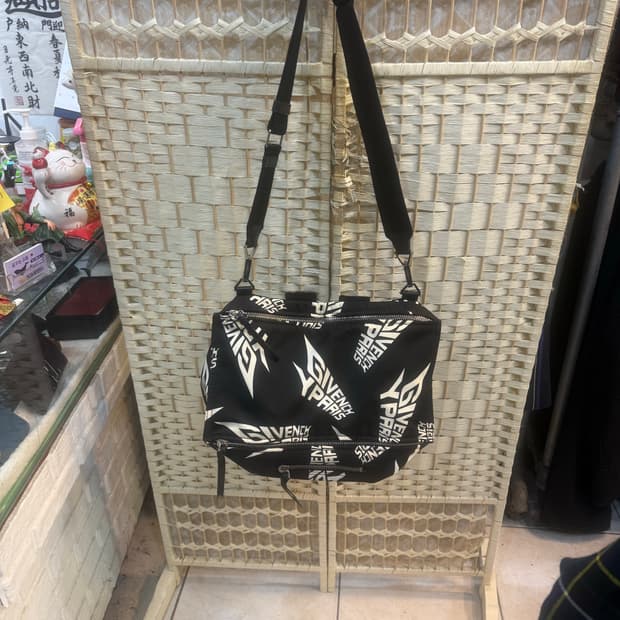 정품 지방시 나일론 판도라백 팝니다