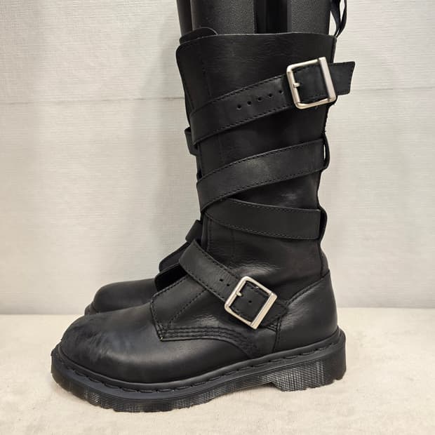 닥터마틴 로렌 블랙 가죽 스트랩 버클 부츠 230