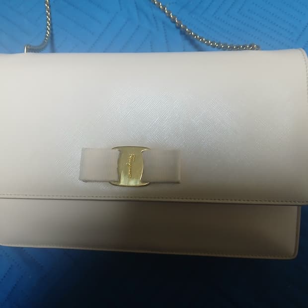 정품 페레가모 지니 크로스백